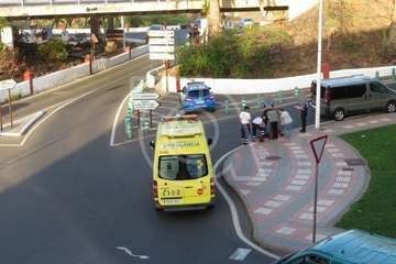 Un mujer evacuada en ambulancia tras sufrir una caída en San Juan (Foto TA)